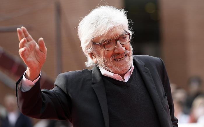 Falso allarme al Verano: la famiglia rimuove la lapide di Gigi Proietti per aggiungere il nome di Sagitta Alter