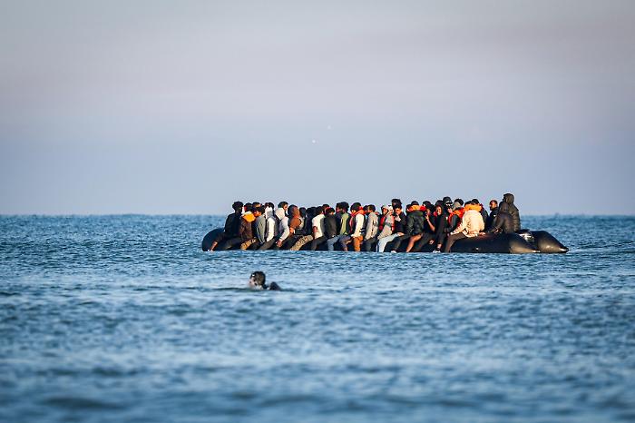 Mediterraneo, il ribaltamento nel buio: 10 morti, 48 persone salvate e altre 2 ancora senza nome n&eacute; destino