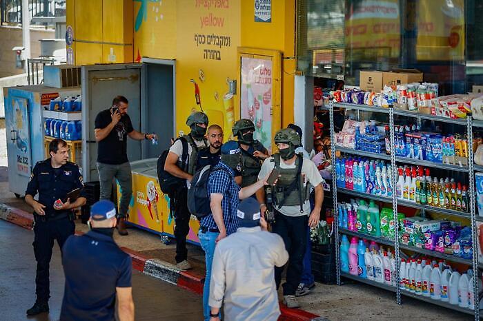 Attacchi nel centro di Israele: Hamas li definisce "eroici" mentre si intensifica la caccia all'uomo