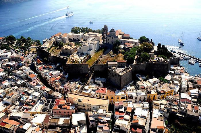 Lipari, l&rsquo;acqua che manca proprio all&rsquo;inizio dell&rsquo;estate: rubinetti a secco, autobotti in strada e turismo gi&agrave; in allarme