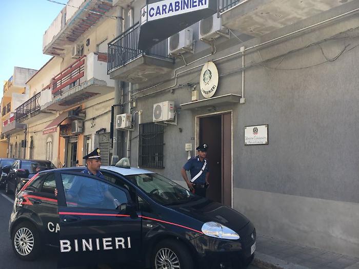 Si finge magistrato per portare via denaro e oggetti preziosi a un anziano, arrestato nel Messinese un 45enne