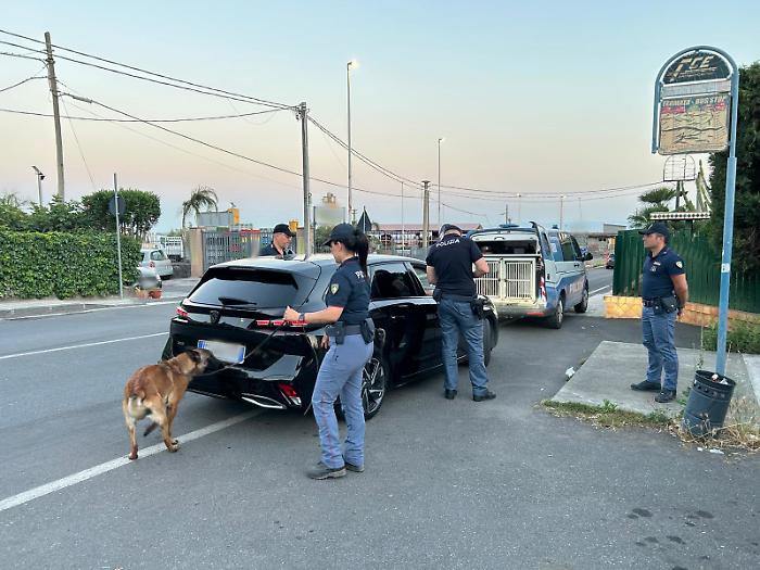 Blitz interforze a Santa Maria di Licodia: 111 persone identificate e controlli contro l'abusivismo e le infrazioni stradali