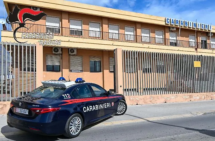 Vittoria, arrestati dai carabinieri mentre rubano grondaie e tubi di rame da un'abitazione privata