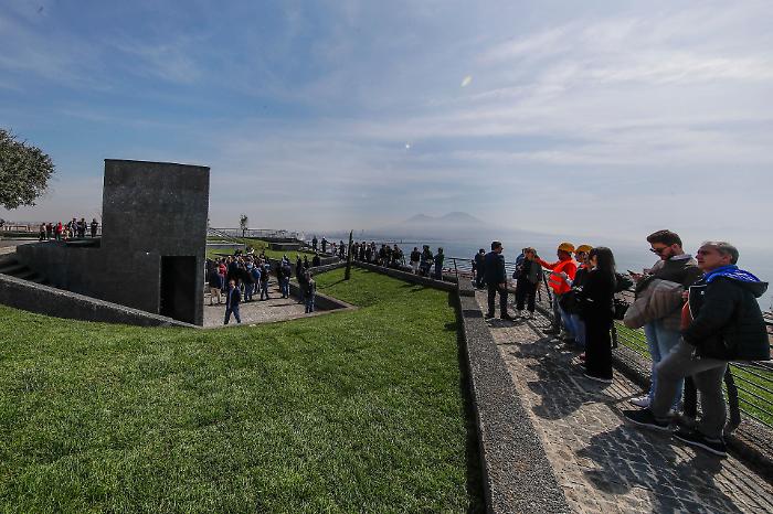 Turista siciliano di 20 anni in pericolo di vita dopo essere precipitato mentre si faceva un selfie sull'Anfiteatro del Monte Echia a Napoli