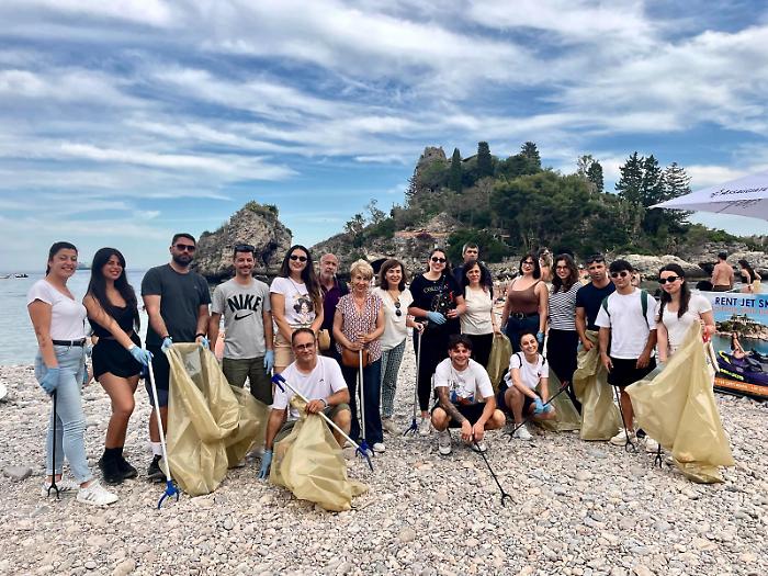 L'Isola Bella di Taormina ripulita con l'impegno di Villa Sant&rsquo;Andrea e l'Universit&agrave; di Catania 