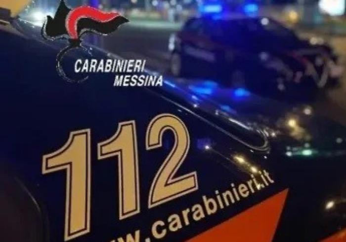 Aggredisce la convivente che si barrica in bagno