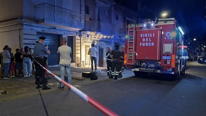 Casa devastata da un'esplosione, nessun ferito: due piste per gli investigatori