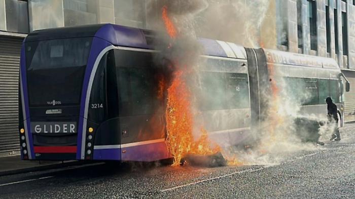 Belfast in fiamme dopo accoltellamento: disordini anti-migranti in citt&agrave;