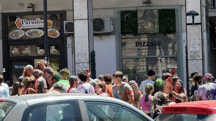 Vernice, spumante e caos: l'ultimo giorno di scuola a Catania finisce con la polizia in strada