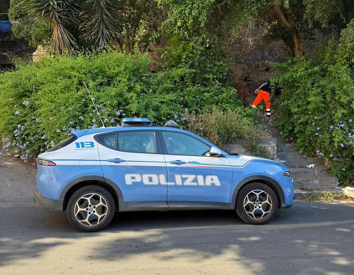 La polizia ripulisce piazza Asmundo e restituisce decoro all'area del Teatro Greco