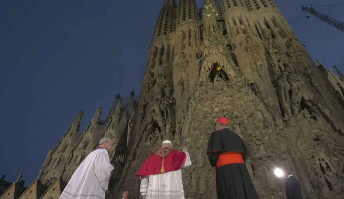 Il Papa inaugura la Sagrada Familia di Barcellona: &laquo;I cristiani non possono fare le guerre&raquo;