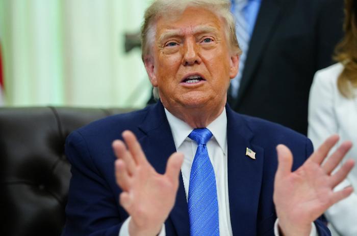 Trump: &laquo;Attaccheremo l'Iran duramente&raquo;. E avverte i partner commerciali Canada e Messico proprio all'avvio del mondiale