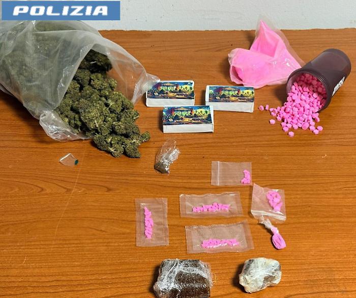 Maxi sequestro di droga sintetica a Catania, scoperto un deposito con oltre 700 pasticche di metanfetamina rosa