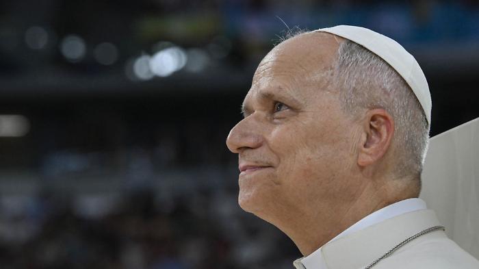 Il Papa dal molo dei migranti, la dignit&agrave; umana non ha passaporto