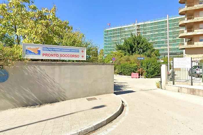 Accoltellato alla testa davanti al pronto soccorso: agguato nella notte a Canicatt&igrave;