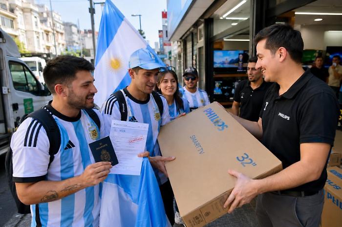 Argentina, televisori in regalo ai tifosi rimasti senza visto per gli Usa. La campagna promozionale di una marca locale &egrave; diventata virale
