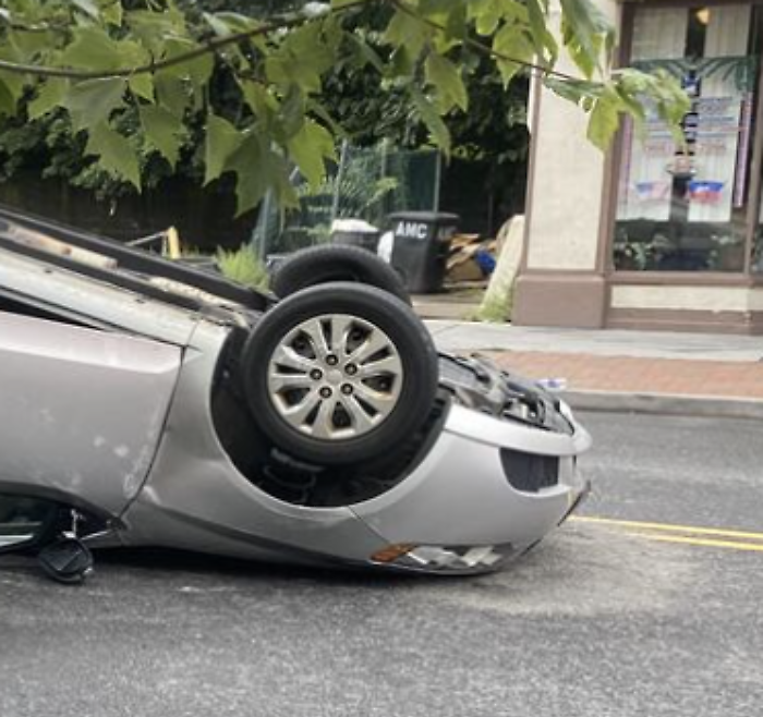 Vittoria, auto guidata da un'anziana urta veicoli in sosta e si ribalta su un fianco