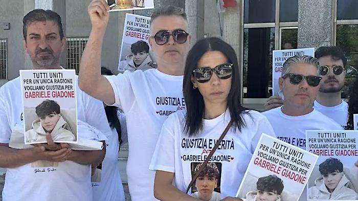 Omicidio stradale di Gabriele Giadone, il gip di Enna respinge il patteggiamento a sei mesi: &laquo;Pena inadeguata&raquo;. I genitori in presidio davanti al tribunale
