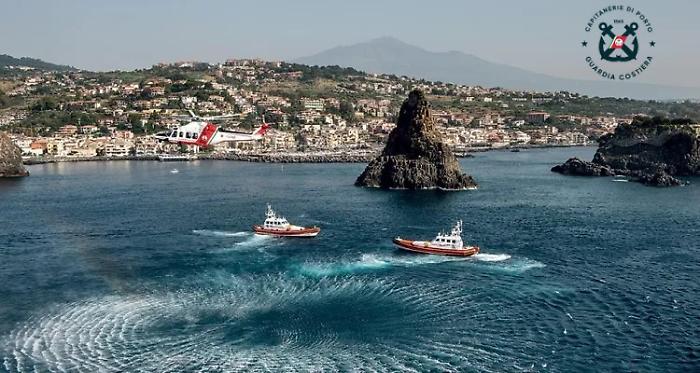 La Guardia Costiera nel mare di Aci Trezza: persone salvate e contenimento di uno sversamento in un'esercitazione 