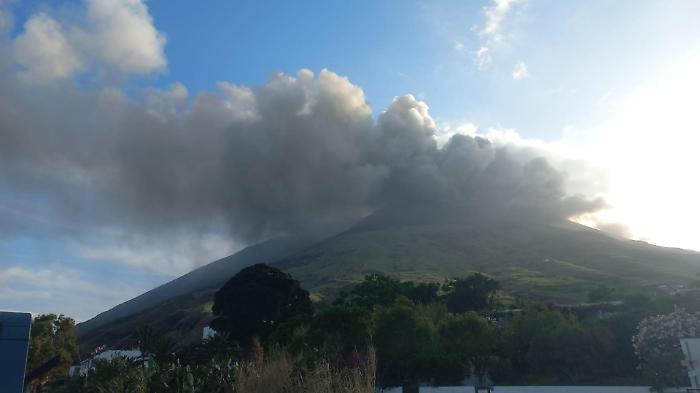 Stromboli, boato e densa colonna di fumo: cos&igrave; l'esplosione &ldquo;maggiore&rdquo; rilevata nell&rsquo;area craterica