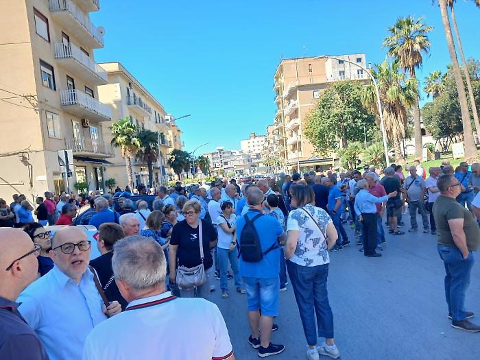 Canicatt&igrave; senz'acqua, i rubinetti restano a secco ma la protesta fallisce: in piazza solo 300 persone