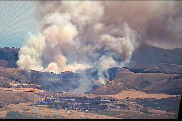 In fiamme l'area limitrofa alla diga di Santa Rosalia nel Ragusano