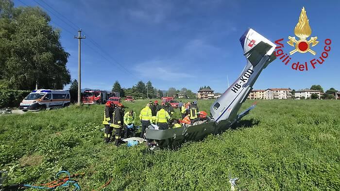 Aereo da turismo si schianta vicino ad un centro abitato nel Comasco: due feriti