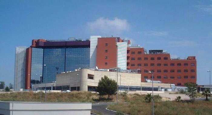 Incendio all&rsquo;esterno dell'ospedale Borsellino di Marsala: rogo subito circoscritto dai vigili del fuoco
