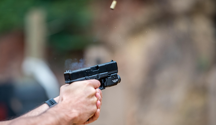 Professore minacciato in classe da uno studente con una pistola a pallini: &laquo;Dammi le sigarette o sparo&raquo;