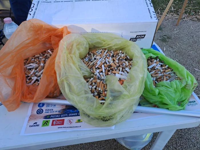 Marina di Ragusa, un mare di plastica ma anche oltre due chili di cicche di sigarette