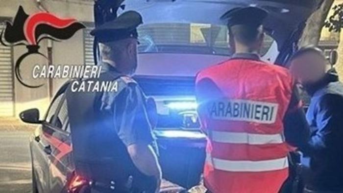 Ubriaco alla guida di una  city car per le strade di Randazzo: i carabinieri lo fermano e lo denunciano