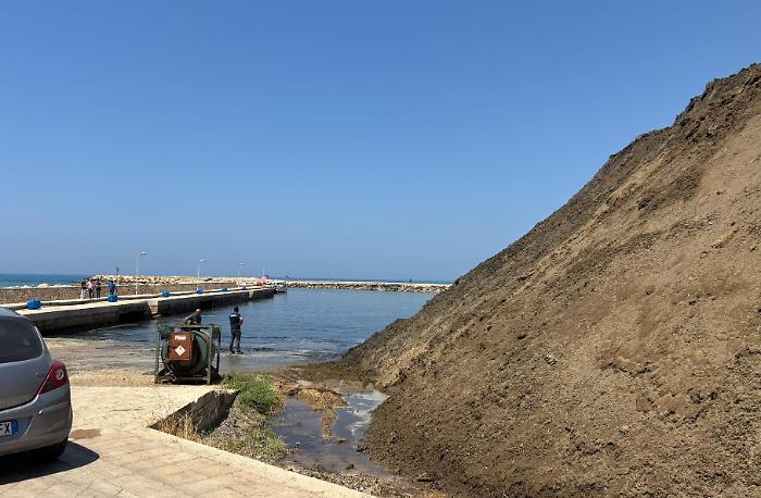 Porticciolo di Donnalucata insabbiato e pieno di alghe: protestano i pescatori