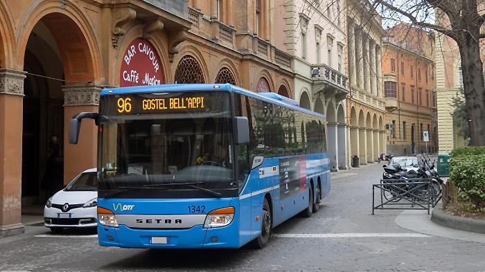 L'autobus si ferma troppo in l&agrave;, lui stacca un orecchio all'autista
