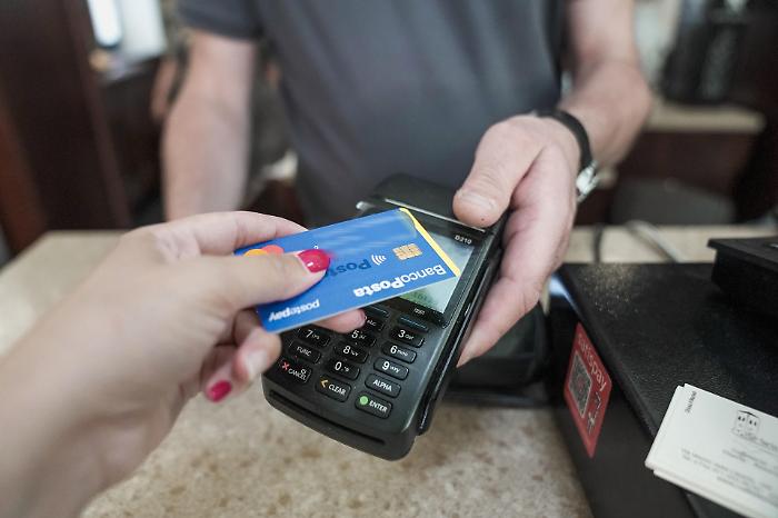 La fine del tab&ugrave; digitale: pagare un caff&egrave; con la carta non sar&agrave; pi&ugrave; un salasso per chi incassa 