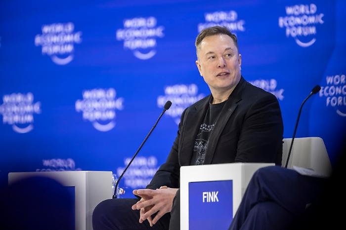 Dieci ponti sullo Stretto o 75 portaerei: che cosa pu&ograve; fare o comprare Elon Musk con il suo trilione?