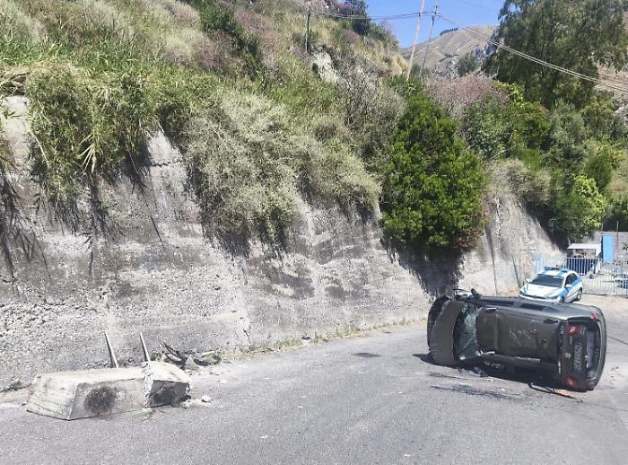 Taormina, imbocca male la curva e l'auto fa un volo di cinque metri gi&ugrave; per la scarpata: feriti tre turisti e un italiano