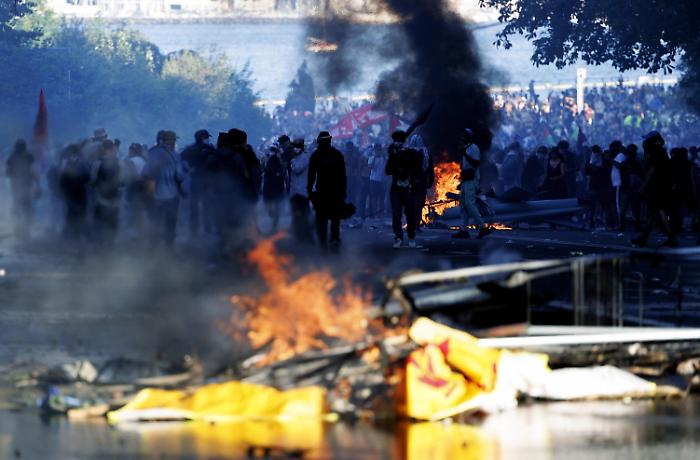 Ginevra, il corteo e la faglia del G7: ventimila in piazza, lacrimogeni, idranti e il ritorno della paura alla vigilia di &Eacute;vian