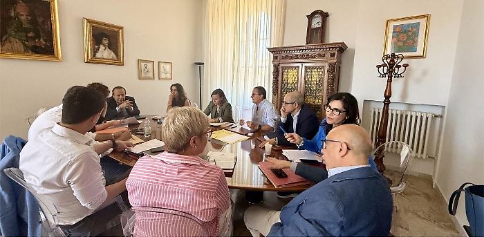 Il doppio binario di Palazzo di citt&agrave;: indennit&agrave; in salita per la politica, mentre per altri il conto rimane a zero