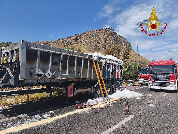 Autoarticolato in fiamme in autostrada, paura tra Villabate e Bagheria