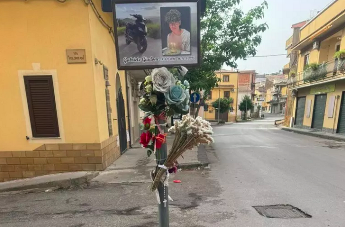 Morto a 14 anni in un incidente stradale, Comune rimuove la targa messa da famiglia