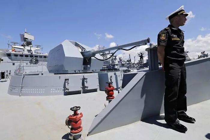 Un colpo nella nebbia della Manica: la fregata russa Admiral Grigorovich e lo yacht finito troppo vicino alla linea rossa
