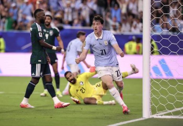 I sauditi spaventano i Los Charr&uacute;as del Loco Bielsa. Araujo nel finale  salva l'Uruguay