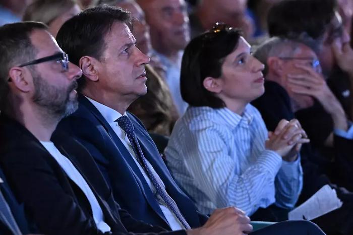 Il selfie nell'osteria di Campo de' Fiori spacca il centrosinistra: "Quella foto &egrave; un boomerang"