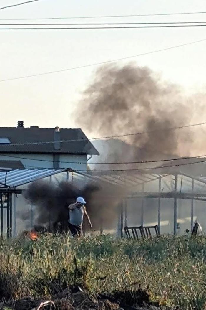 Vittoria, l'uomo che alimenta il fuoco e una colonna nera che si alza verso il cielo