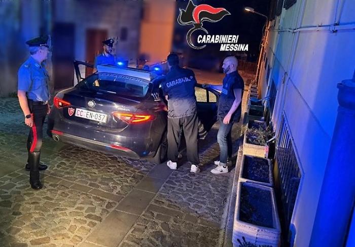 Gestivano spaccio di droga ad Acquedolci e Sant'Agata, arrestati due uomini di 41 e 54 anni