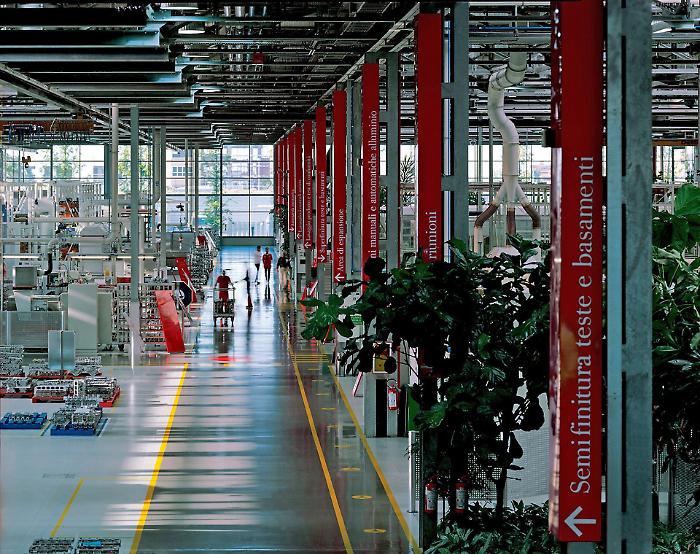 Ferrari, il confine che il lavoro non pu&ograve; oltrepassare: licenziato dopo le molestie alla collega, respinta la richiesta di 200 mila euro