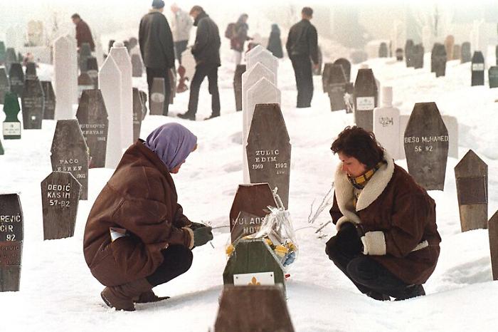 I 'cecchini del weekend' di Sarajevo: ex dipendente genovese indagato, sequestrati un silenziatore e una foto