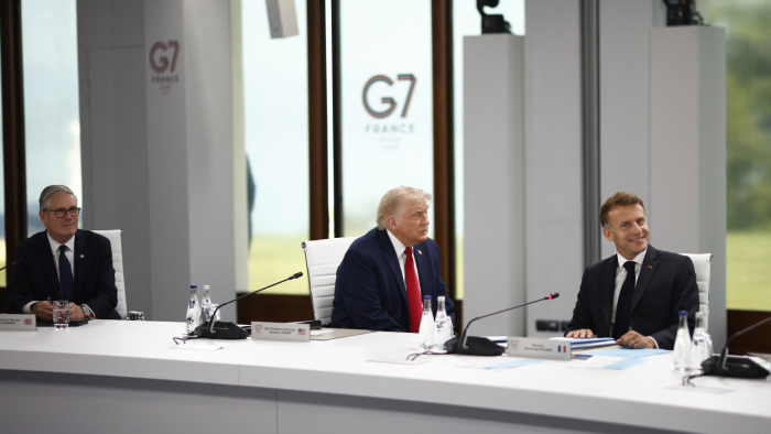  &laquo;Se l'Iran non non si comporta bene, ricominceremo a sganciare le bombe&raquo;: Trump  firma la pace e minaccia la guerra