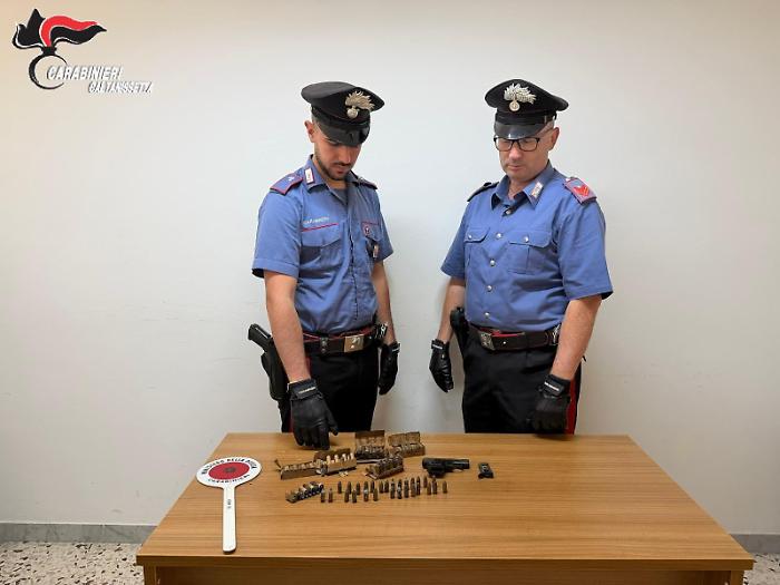 Un'auto imbottita di munizioni e un'arma pronta al fuoco, scatta l'arresto a Niscemi