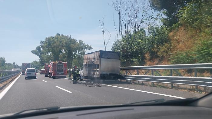 Furgone in fiamme paralizza l'A18: caos tra Acireale e San Gregorio